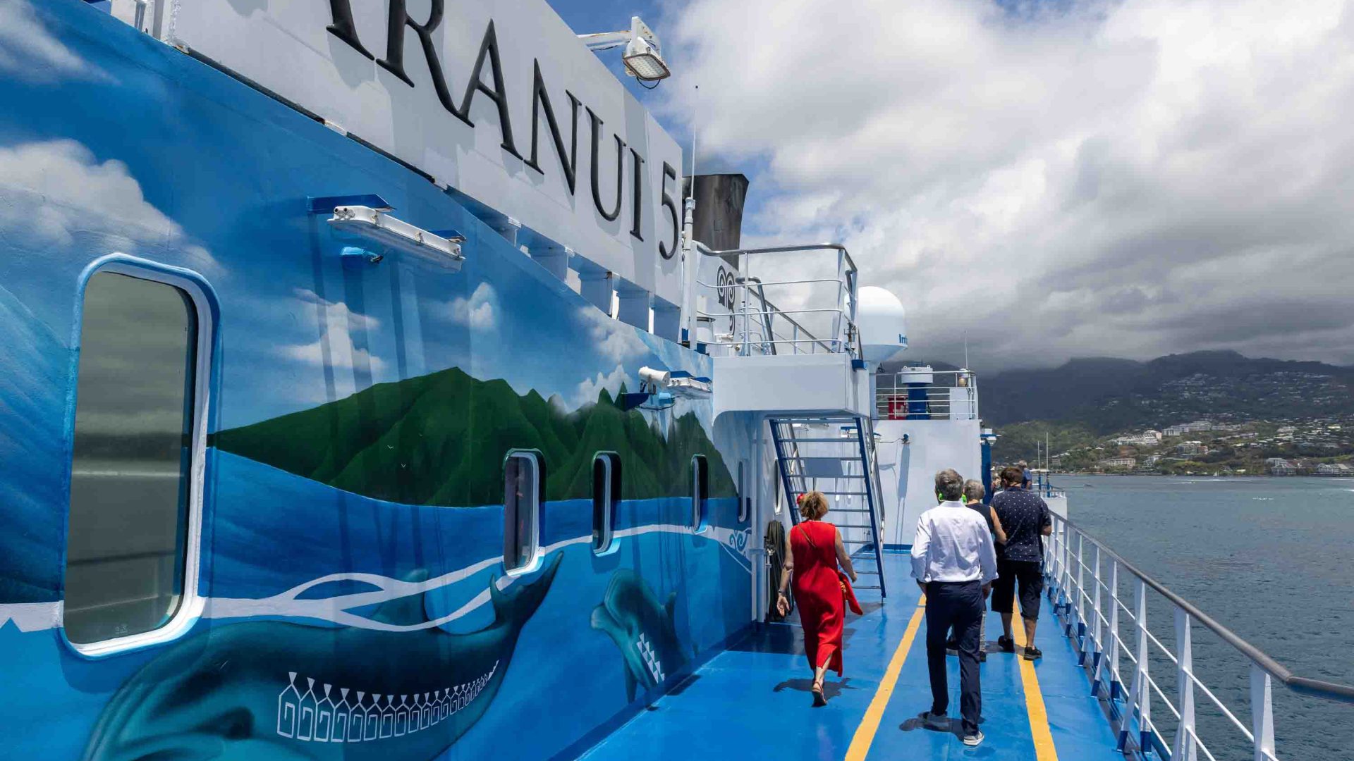 People on the deck of the Aranui.