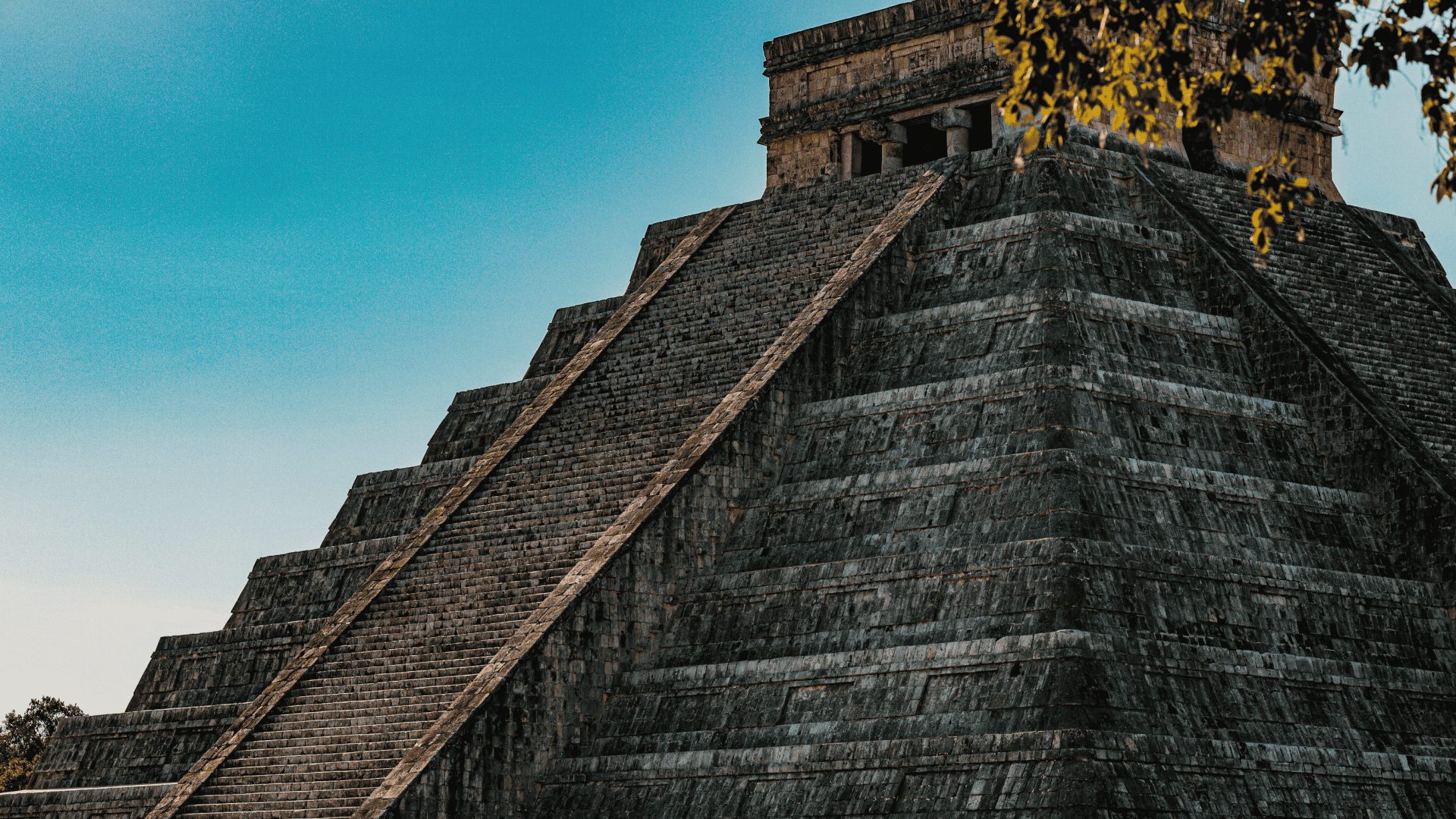 A side view of the Chichen Itza pyramid.