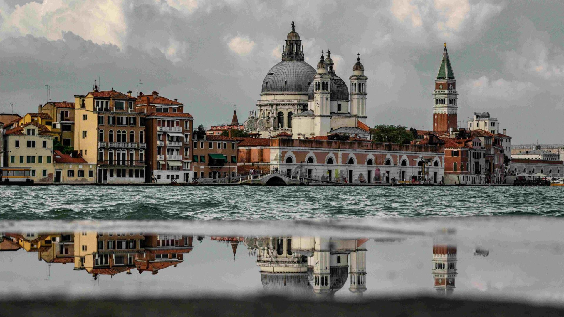 No loudspeakers or large tour groups: Venice clamps down again